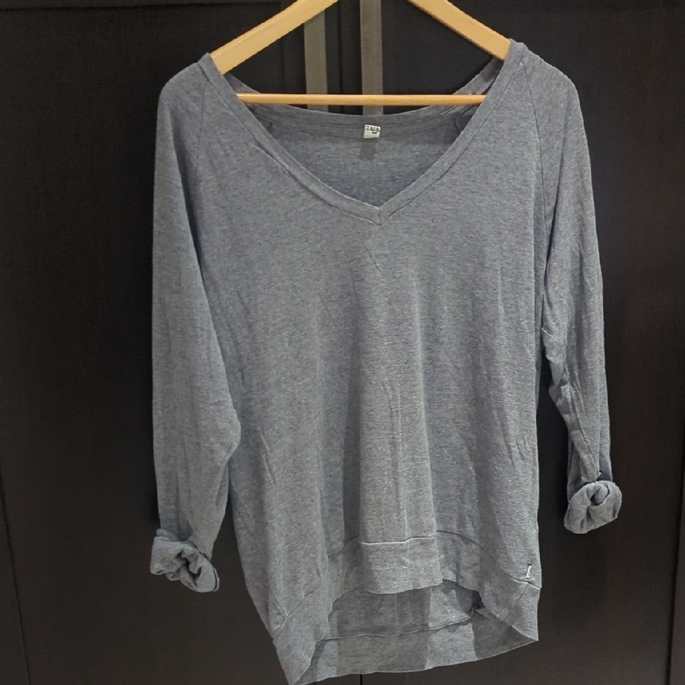 TNA Heather Gray Long Sleeve V-Neck Top - Size M Great Condition - Picture 2 of 4